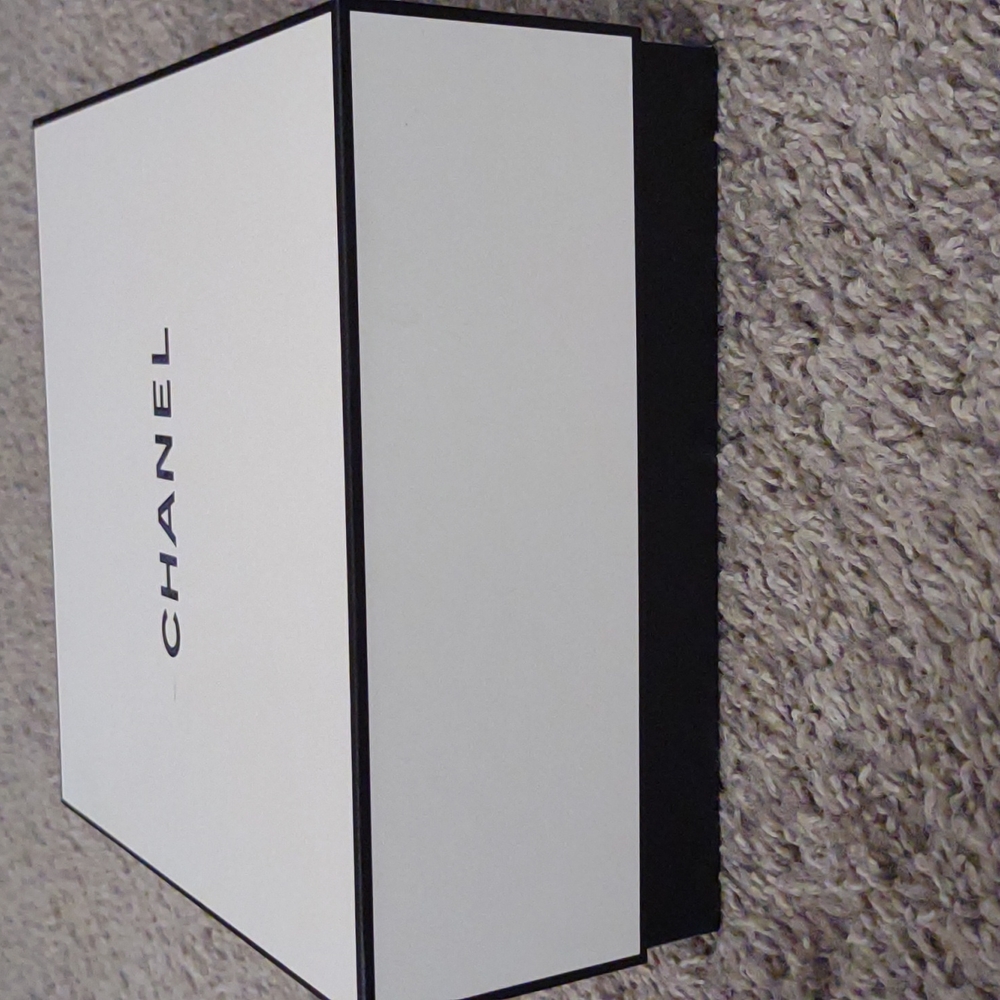 Authentic Chanel Gift Box - Picture 2 of 12